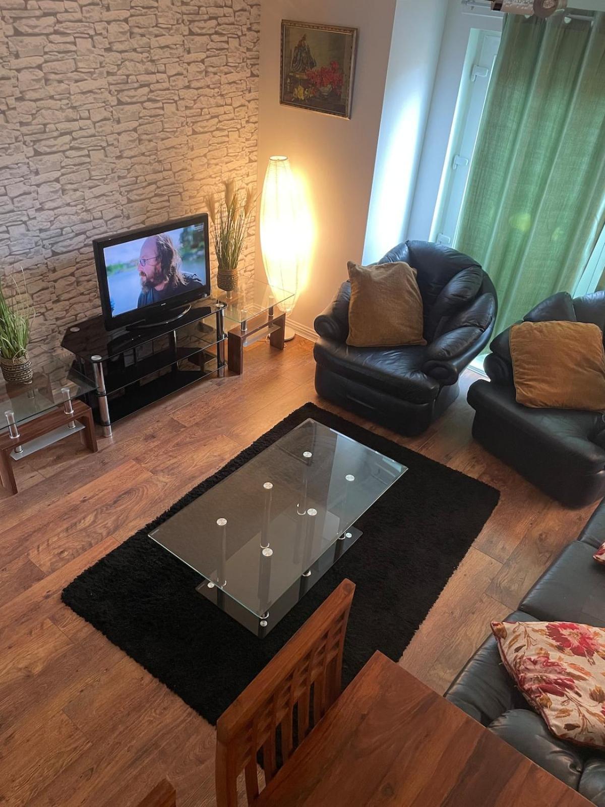 3 Beds,2 Bedroom Cosy Near Centre Apartment *